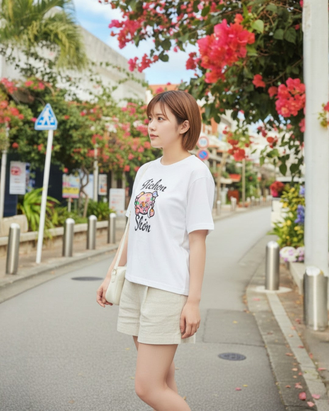 いーちょんシーサー 紅型ピンク (とっくりbyいーちょんシーサー) Tシャツ